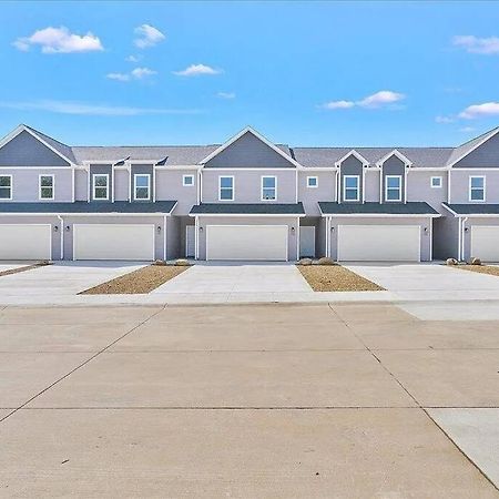 Central Cedar Falls Townhome - King Beds! Ngoại thất bức ảnh