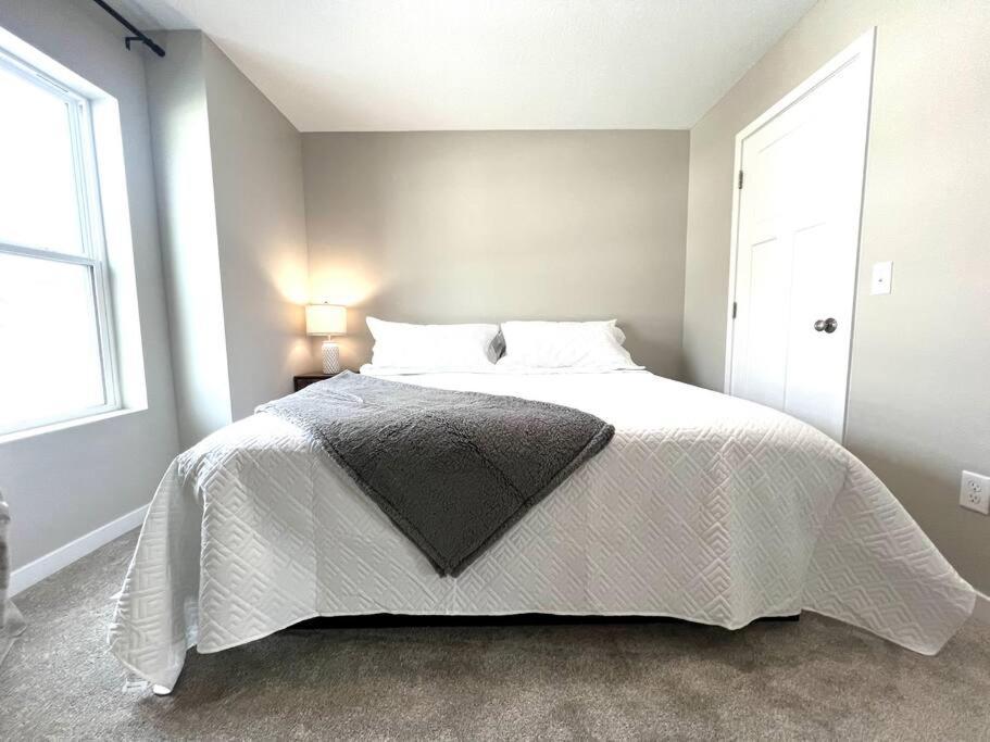 Central Cedar Falls Townhome - King Beds! Ngoại thất bức ảnh