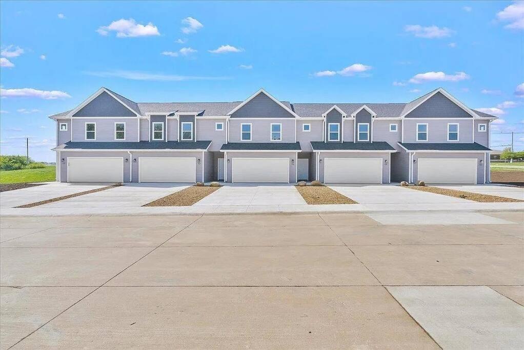 Central Cedar Falls Townhome - King Beds! Ngoại thất bức ảnh