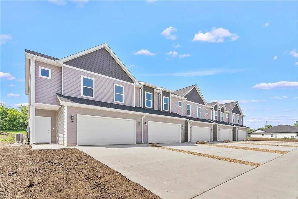 Central Cedar Falls Townhome - King Beds! Ngoại thất bức ảnh