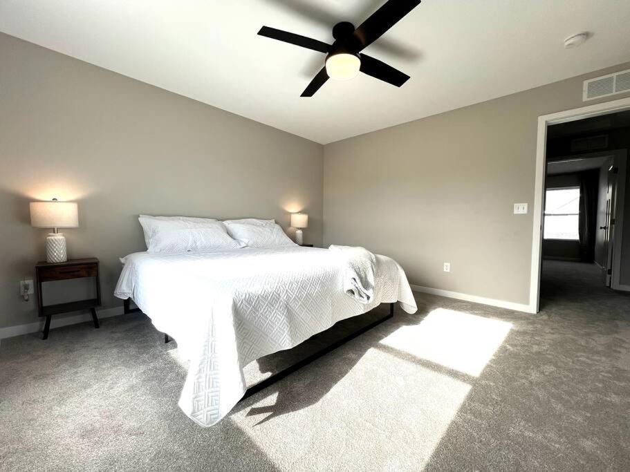 Central Cedar Falls Townhome - King Beds! Ngoại thất bức ảnh