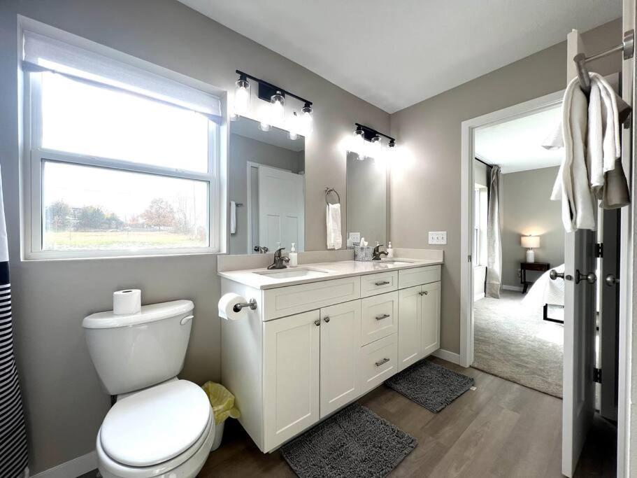 Central Cedar Falls Townhome - King Beds! Ngoại thất bức ảnh