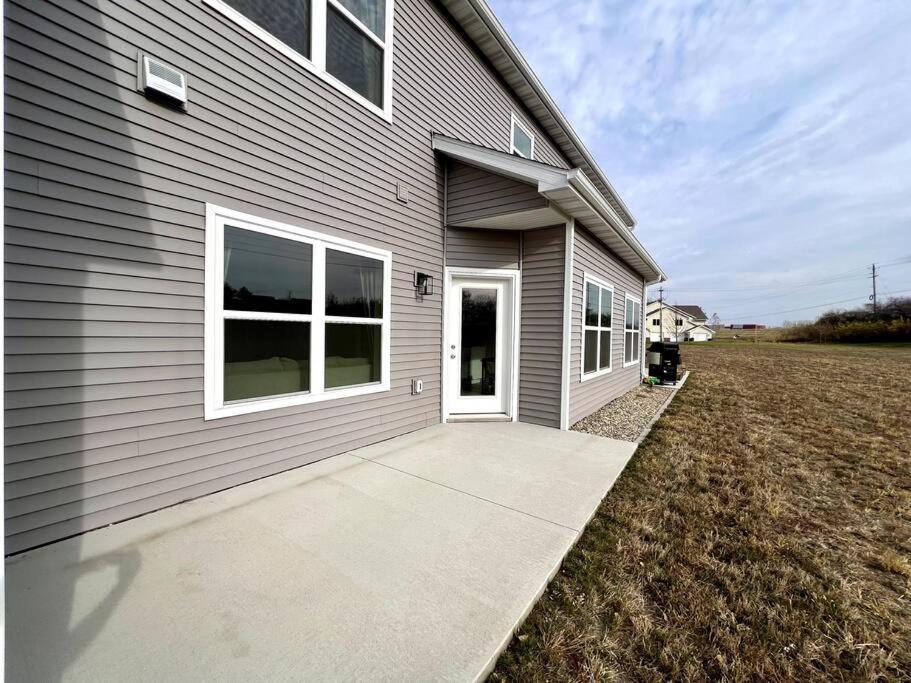 Central Cedar Falls Townhome - King Beds! Ngoại thất bức ảnh